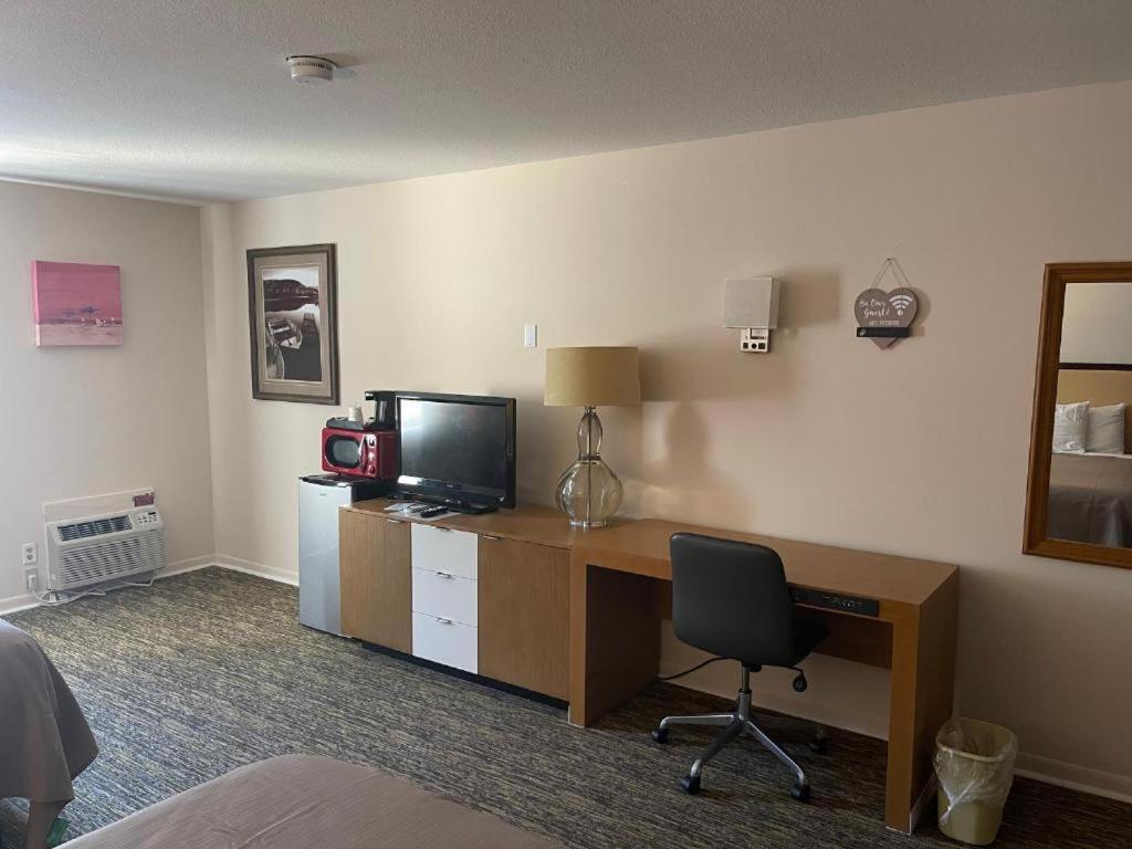 Camp Inn Lodge Au Sable Экстерьер фото